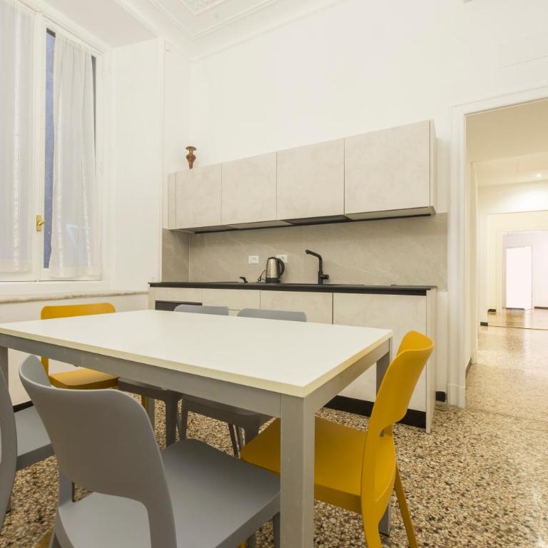JOIVY Spacious 5-Bedroom Flat with Balcony in Central Genoa - Appartamento con 5 Camere da Letto - 2