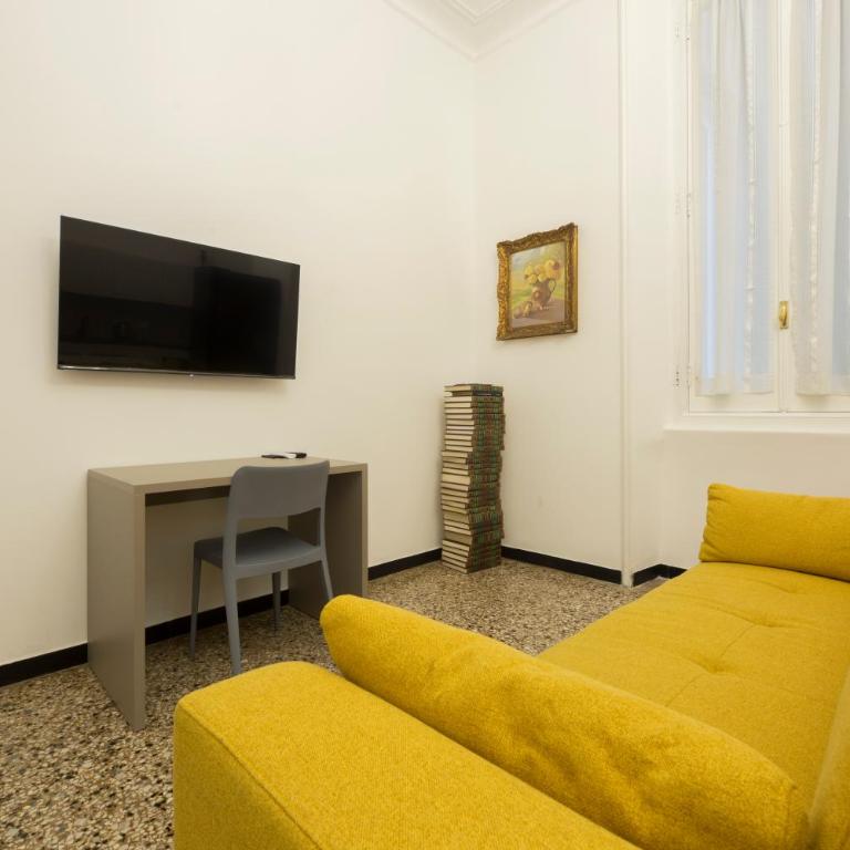 JOIVY Spacious 5-Bedroom Flat with Balcony in Central Genoa - Appartamento con 5 Camere da Letto - 7