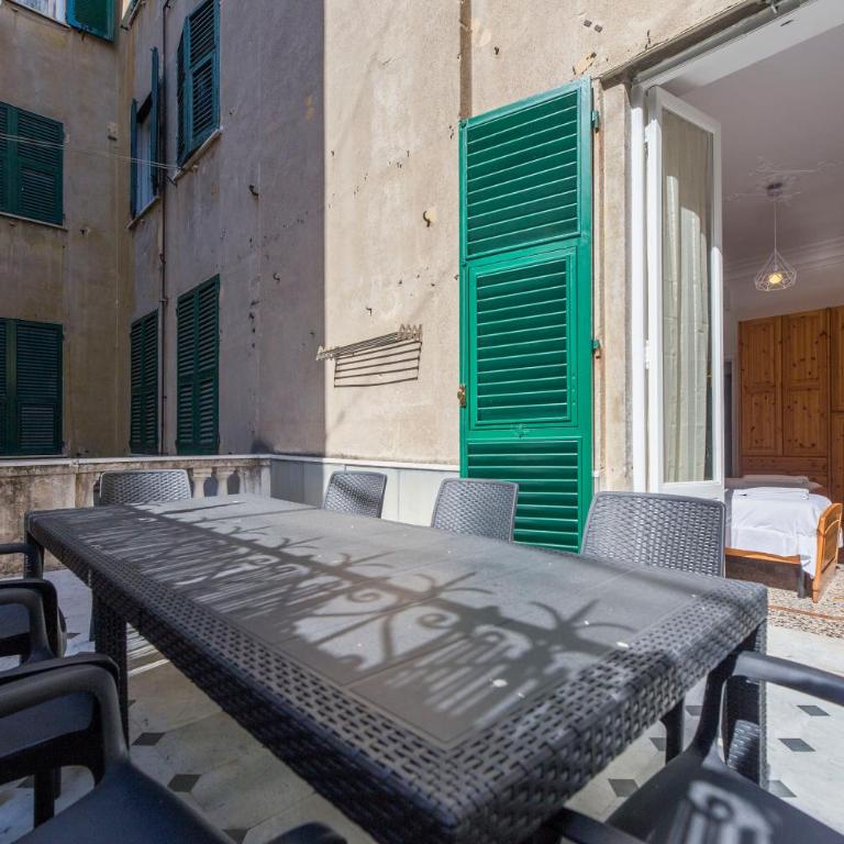 JOIVY Spacious 5-Bedroom Flat with Balcony in Central Genoa - Appartamento con 5 Camere da Letto - 16