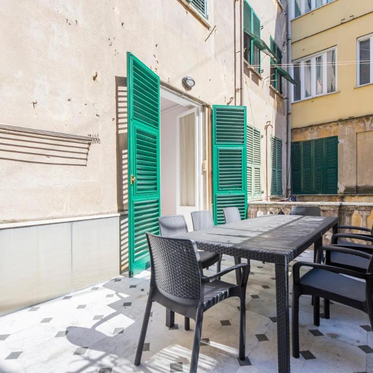 JOIVY Spacious 5-Bedroom Flat with Balcony in Central Genoa - Appartamento con 5 Camere da Letto - 5
