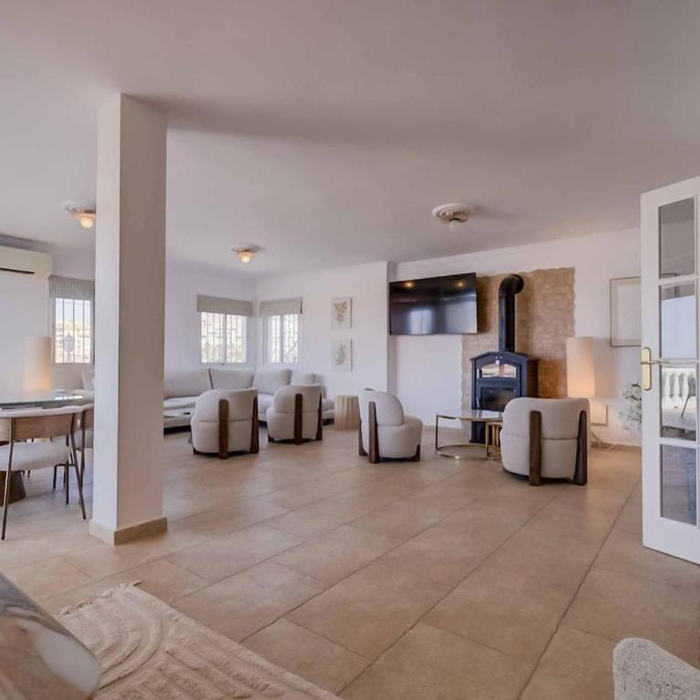 143 - Spacious Villa with Private Pool & Stunning Views - Villa - 5