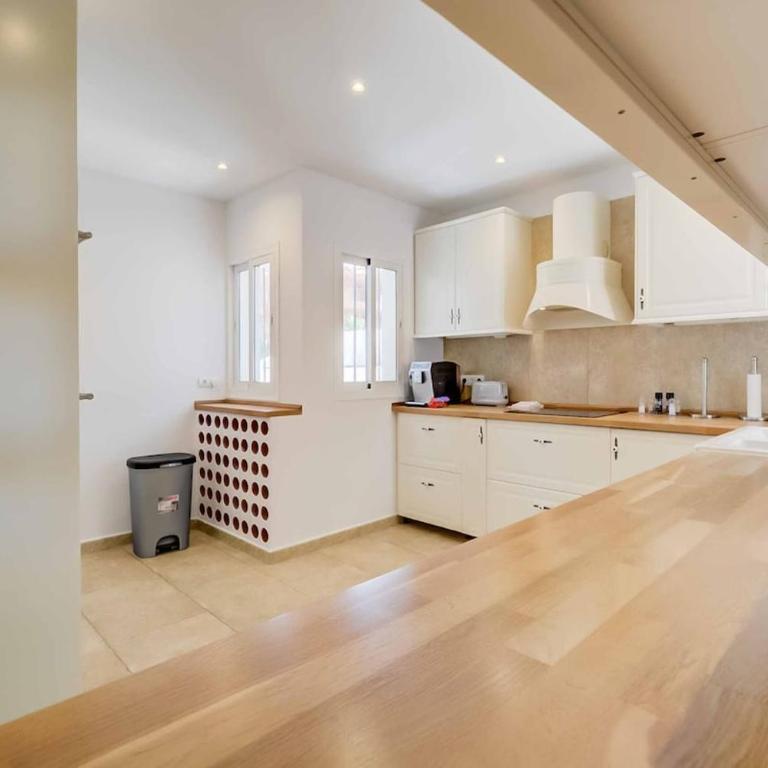 143 - Spacious Villa with Private Pool & Stunning Views - Villa - 12