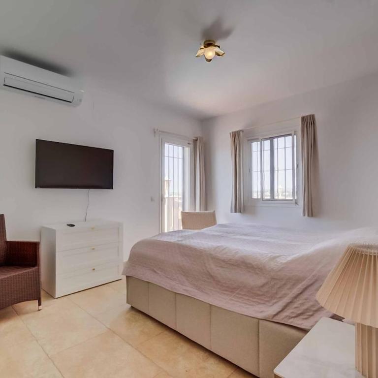143 - Spacious Villa with Private Pool & Stunning Views - Villa - 15