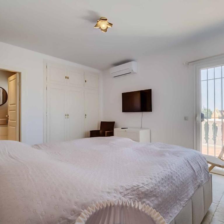 143 - Spacious Villa with Private Pool & Stunning Views - Villa - 16
