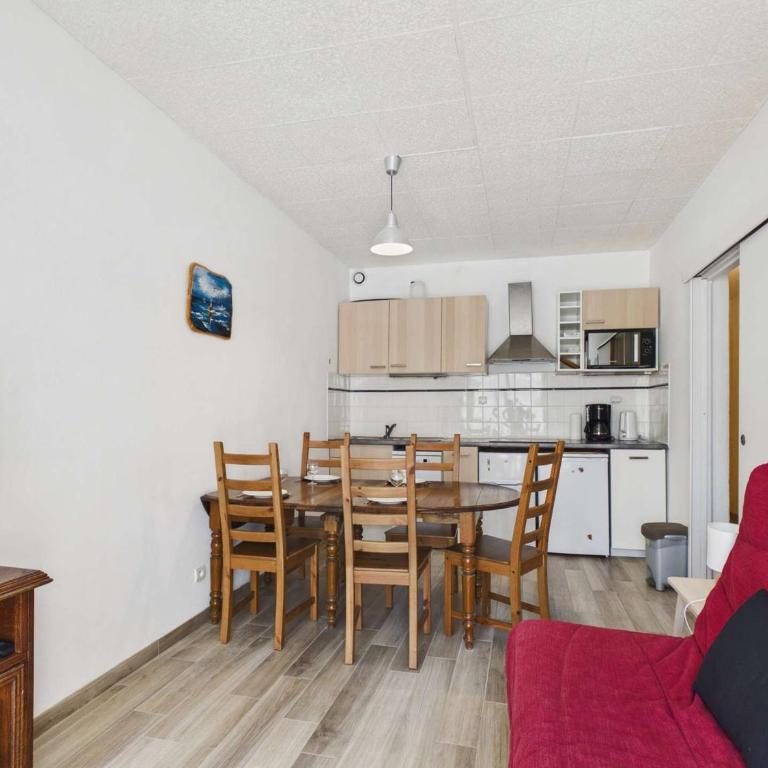 Appartement 3 pièces proche plage et commerces, 6 couchages, balcon – Agde - Two-Bedroom Apartment - 1