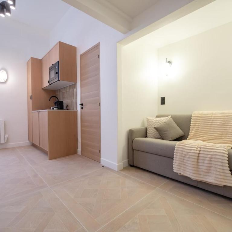 Cosy Flat by Quai d'Orsay, near Eiffel Tower - One-Bedroom Apartment - 3