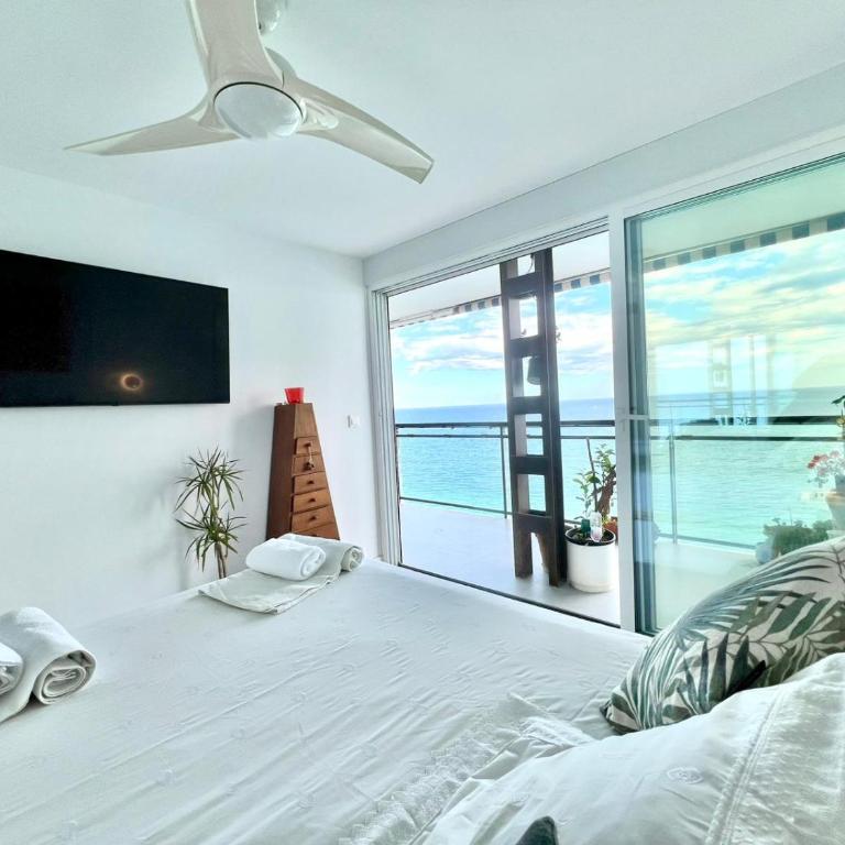 Stunning ocean views Totally refurbished Great terrace Direct access to the beach Air conditioner Wifi - Apartamento de 2 dormitorios - 3