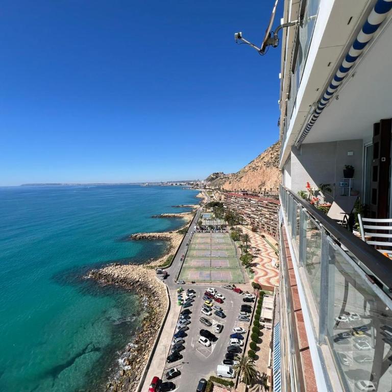 Stunning ocean views Totally refurbished Great terrace Direct access to the beach Air conditioner Wifi - Apartamento de 2 dormitorios - 13