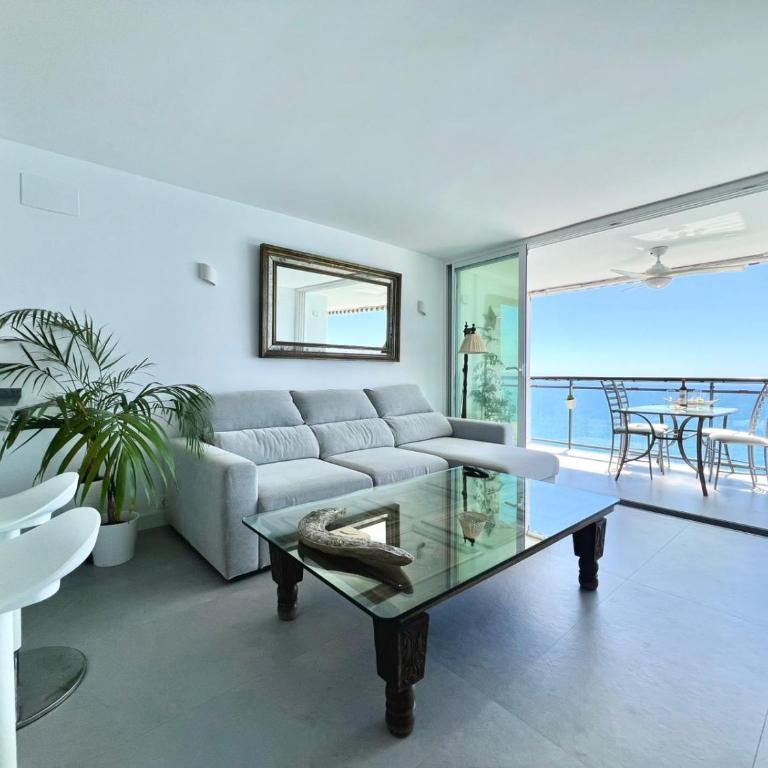Stunning ocean views Totally refurbished Great terrace Direct access to the beach Air conditioner Wifi - Apartamento de 2 dormitorios - 24