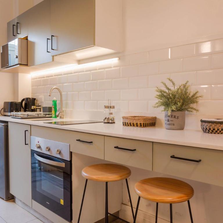 Bellavista Buzz Stylish 1BR Oasis Just Steps from the Metro - Studio - 8