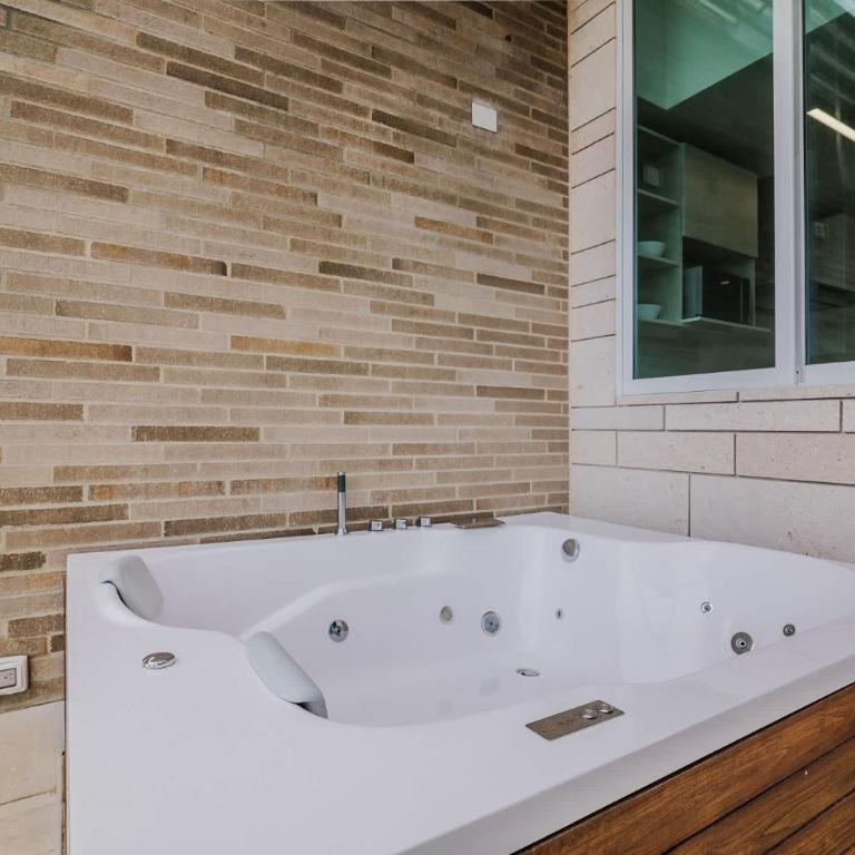 Oceanfront Luxury with 3 Bedrooms Jacuzzi & balcony - Apartamento - 35
