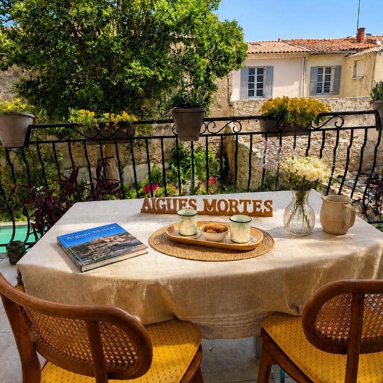 VILLA ADOYA Chambre d'hôtes Aigues-Mortes intra muros au calme climatisation réversible PISCINE WIFI ascenseur PARKING gratuit - Chambre Double avec Terrasse - 13