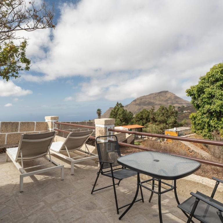 Charming Farmhouse Retreat in Arona with Stunning Views - Casa - 1