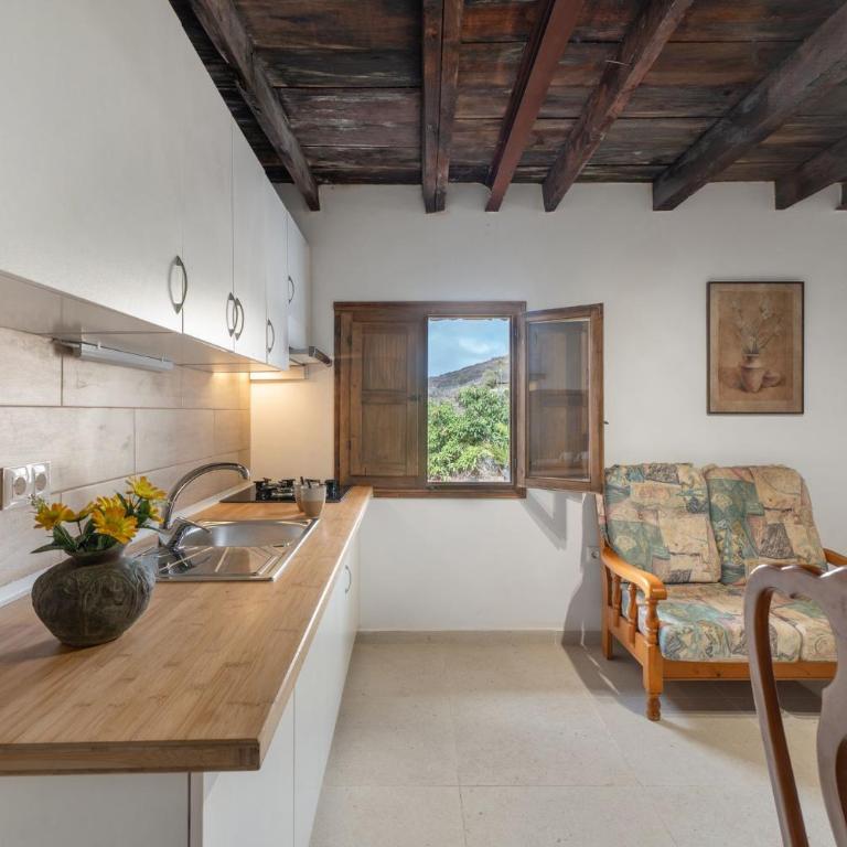 Charming Farmhouse Retreat in Arona with Stunning Views - Casa - 7