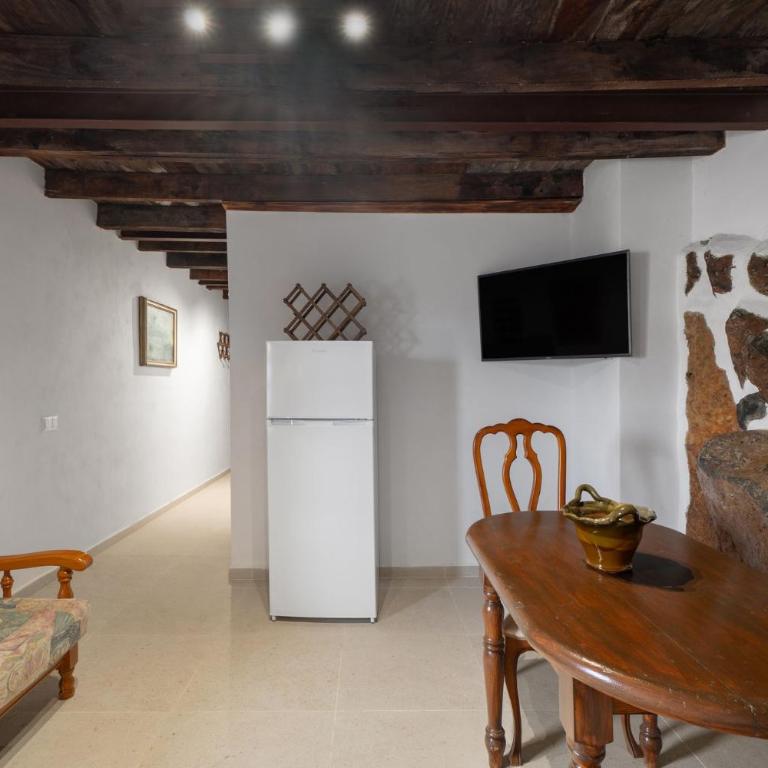 Charming Farmhouse Retreat in Arona with Stunning Views - Casa - 8