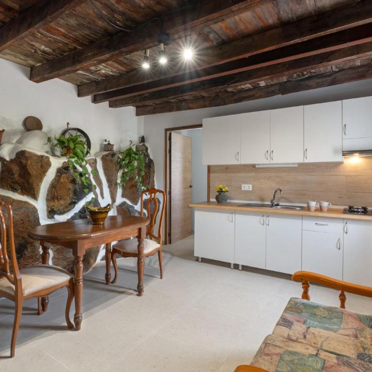 Charming Farmhouse Retreat in Arona with Stunning Views - Casa - 12