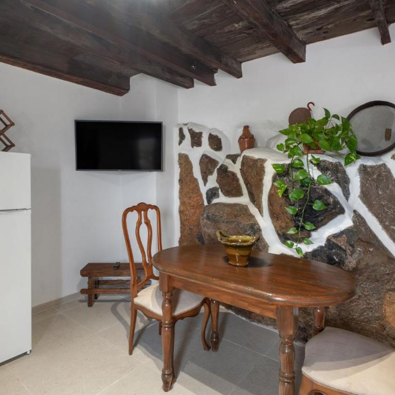 Charming Farmhouse Retreat in Arona with Stunning Views - Casa - 13