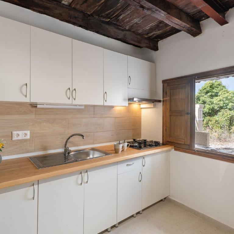 Charming Farmhouse Retreat in Arona with Stunning Views - Casa - 15