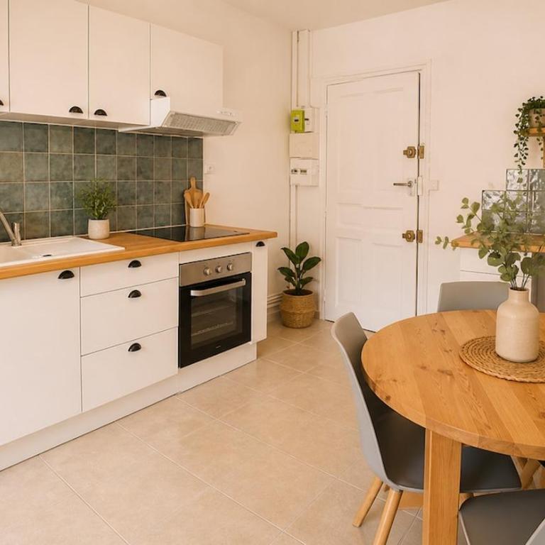 Le Petit Arlésien T2 centre-ville Arles, 4 personnes, chambre et salon séparé - One-Bedroom Apartment - 2