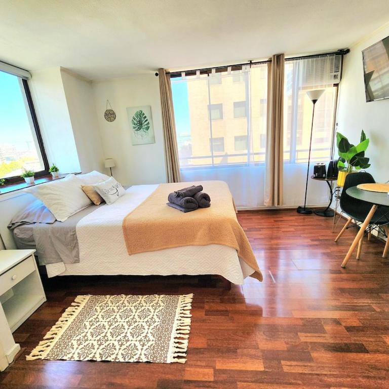 El Golf Floor 10 Costanera Center and views of the MUT - One-Bedroom Apartment - 6