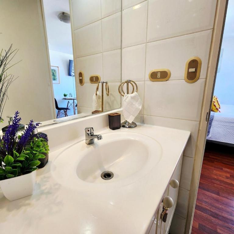 El Golf Floor 10 Costanera Center and views of the MUT - One-Bedroom Apartment - 23