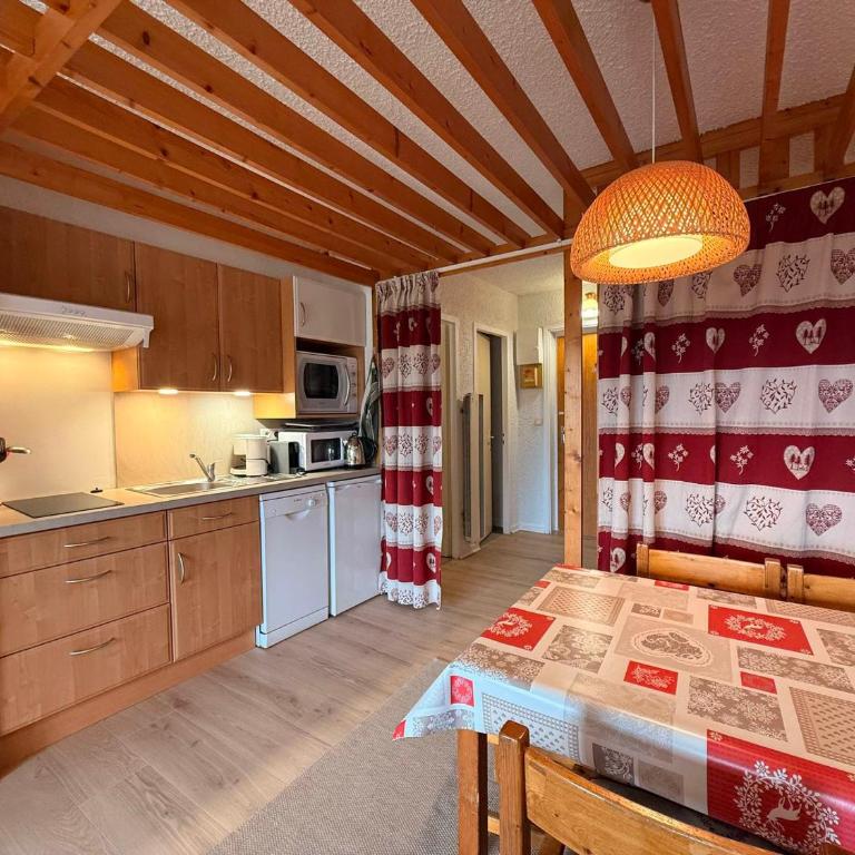 Appartement 2 pièces au pied des pistes de ski avec balcon et parking - FR-1-515-31 - Appartement (6 Adultes) - 10