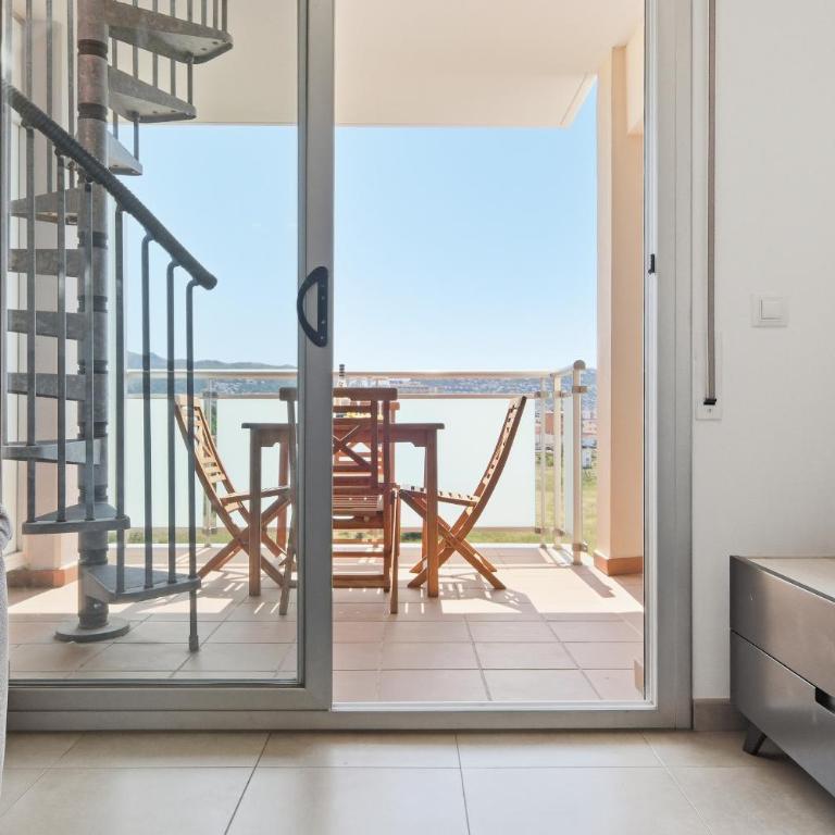 Apartamento ático con solárium a 5 min de la playa y vistas al mar - Apartamento de 2 dormitorios - 24