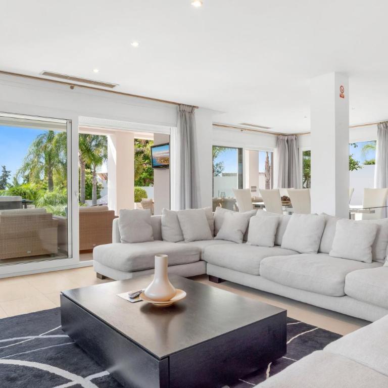 6BR Luxury Villa with Infinity Pool - Villa - 2