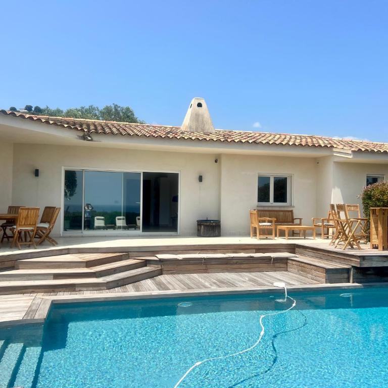 4-bedroom villa with pool and sea view - Villa - 1