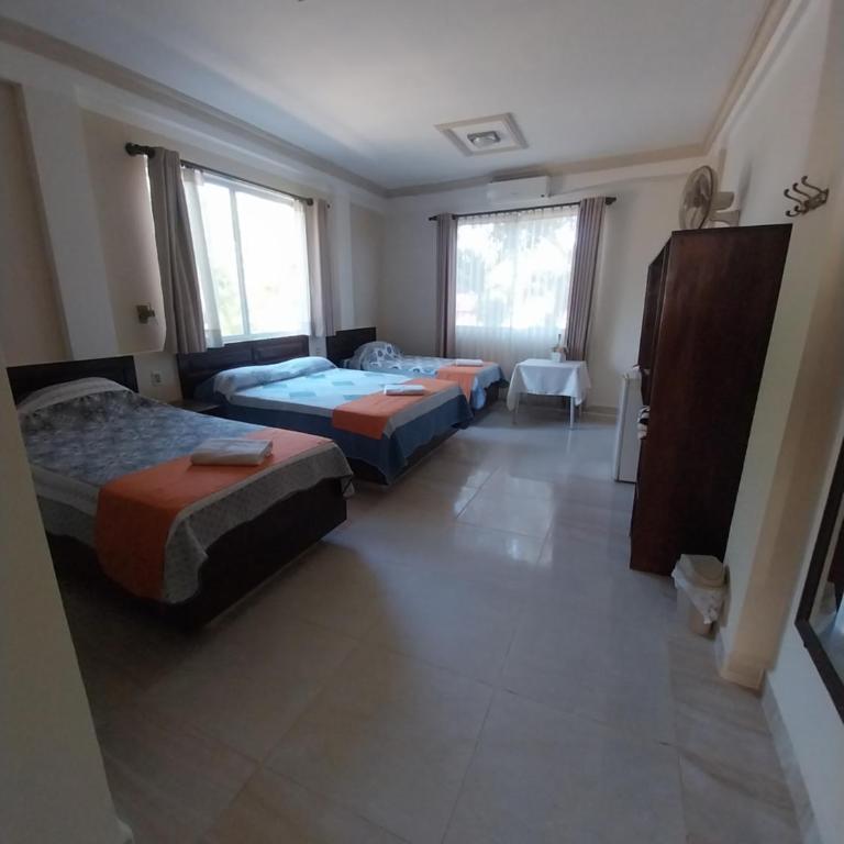 L J - Family Room - 2