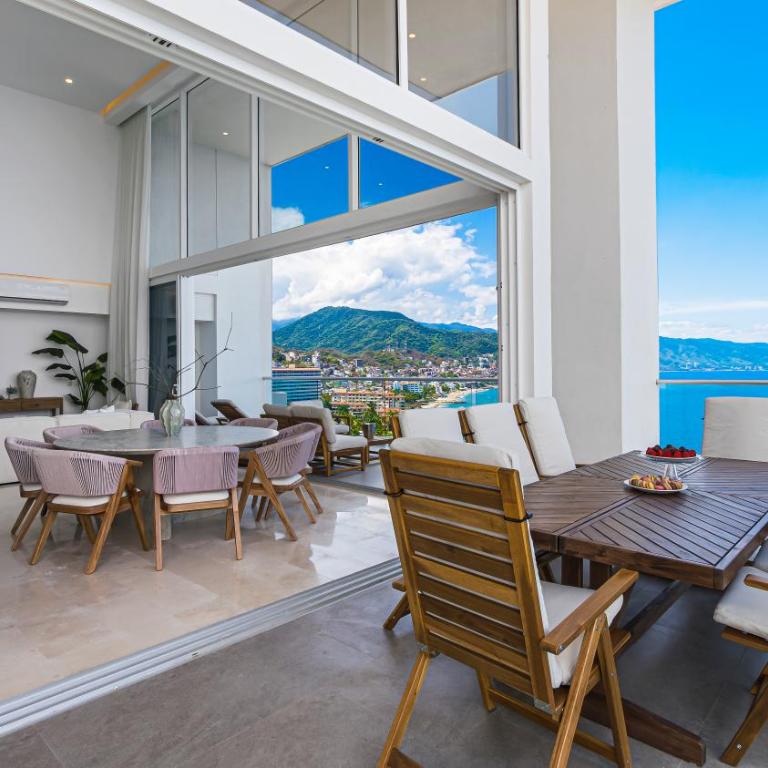 Beachfront Luxury 4BR Penthouse with Incredible Ocean Views - Apartment - 50