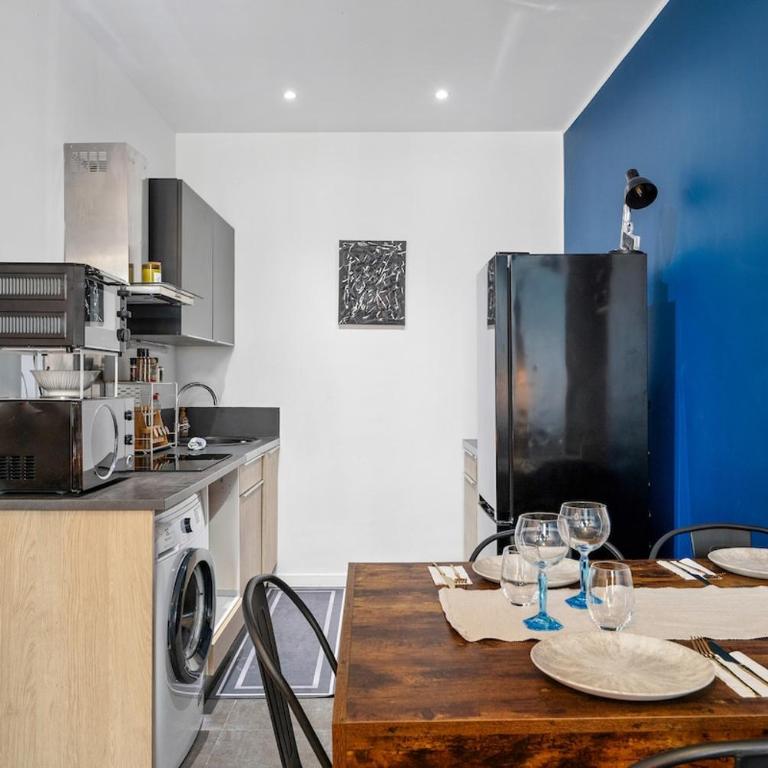 Port of Nice Sleeps 4 A C Renovated - Appartement 2 Chambres - 12