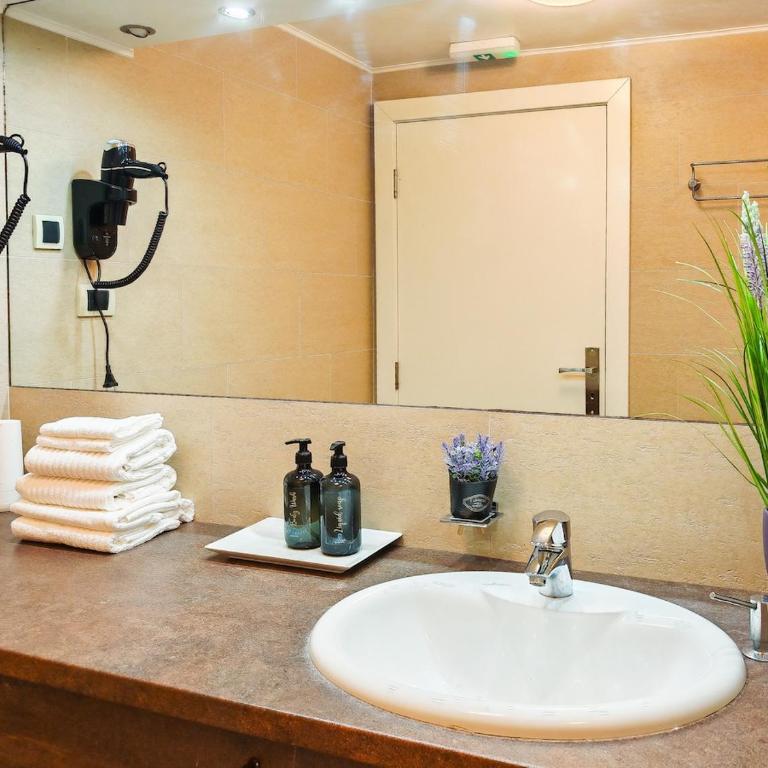 DivaLux New Suite E Boutique Hotel with AC and Wi-Fi - One-Bedroom Apartment - 9
