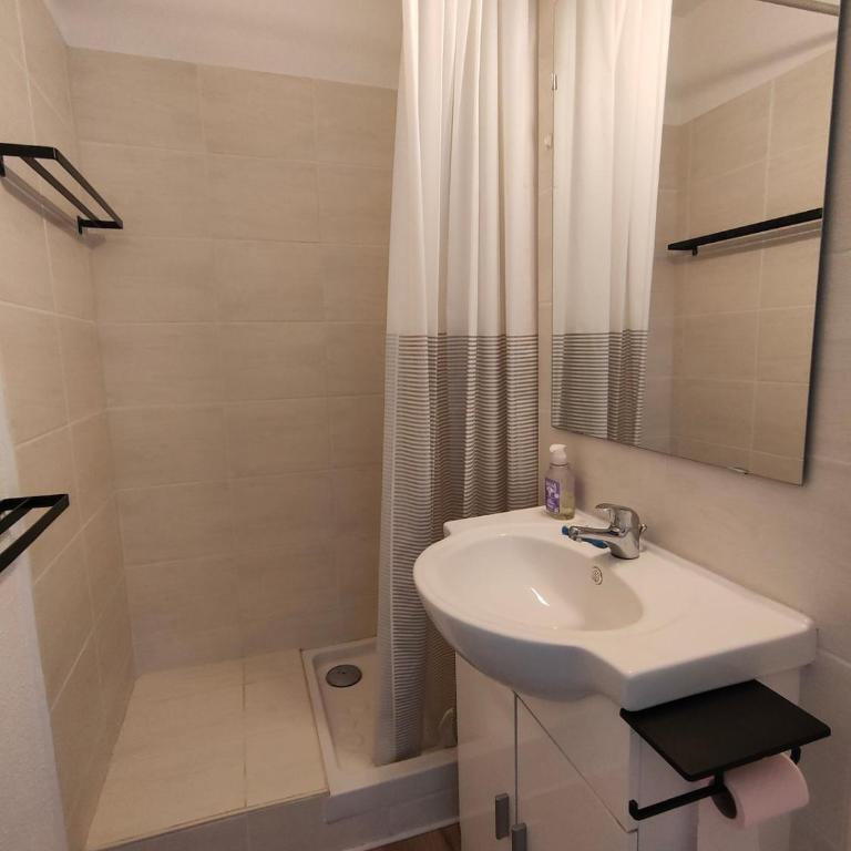 La Grande Voile -Clim-Piscine-Parking - One-Bedroom Apartment - 16