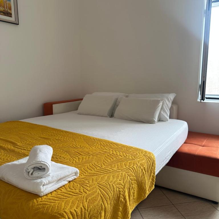 Studio Apartment Emi - Dvokrevetna Soba sa Bračnim Krevetom i Sopstvenim Kupatilom - 1