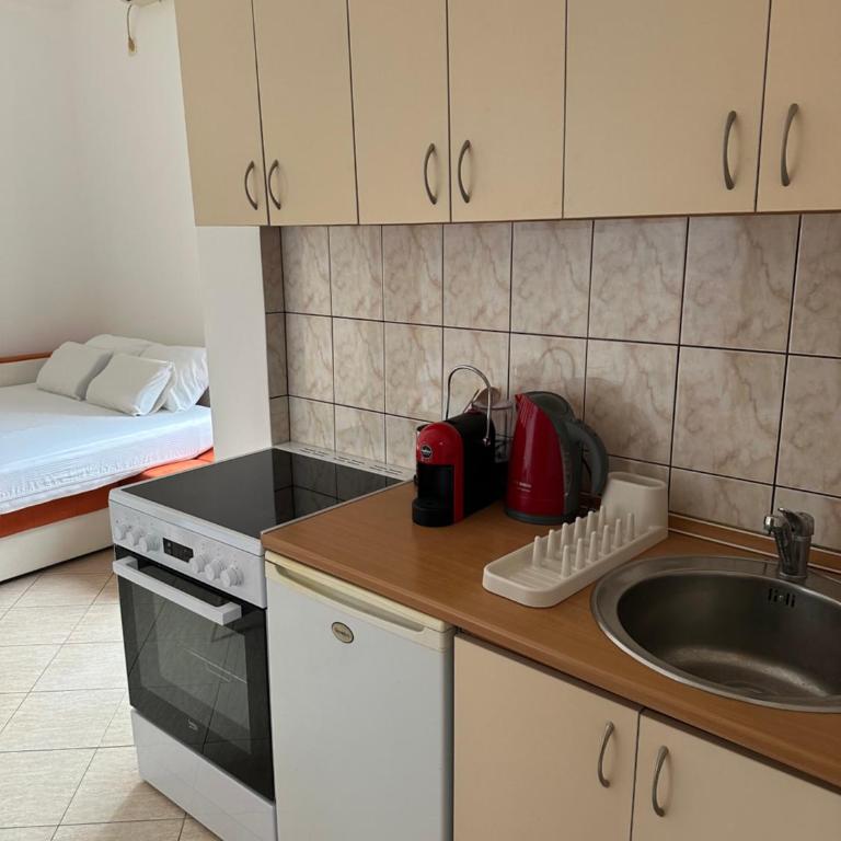 Studio Apartment Emi - Dvokrevetna Soba sa Bračnim Krevetom i Sopstvenim Kupatilom - 3