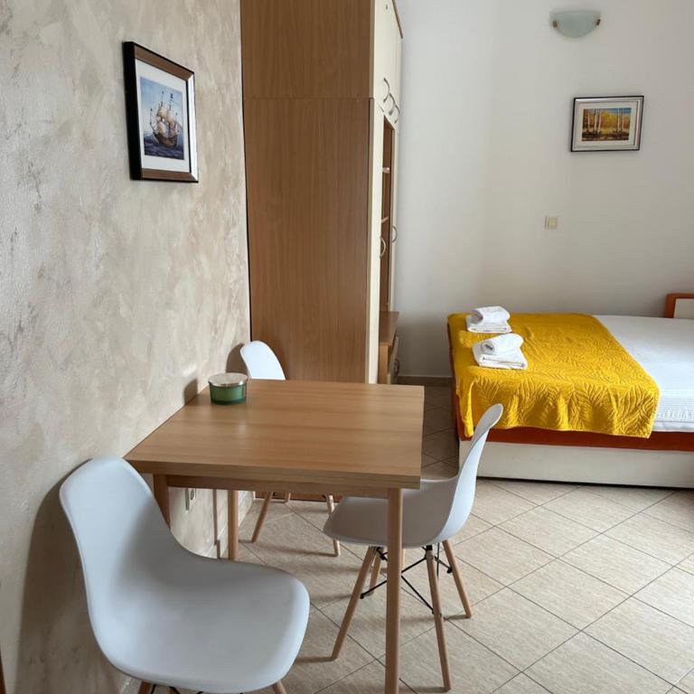 Studio Apartment Emi - Dvokrevetna Soba sa Bračnim Krevetom i Sopstvenim Kupatilom - 2
