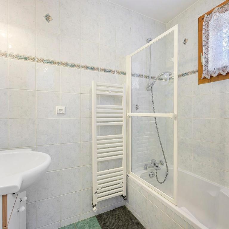 Chalet Pascal 9 - Apartment with Shower - 11