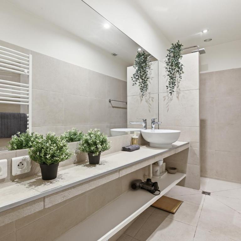 Sophisticated 1BR Near Opéra and Champs-Élysées - One-Bedroom Apartment - 4
