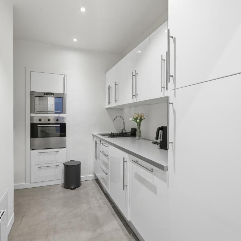 Sophisticated 1BR Near Opéra and Champs-Élysées - One-Bedroom Apartment - 17