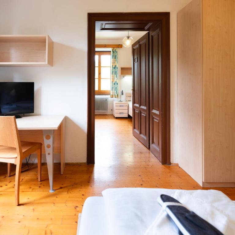Gasthof Elisabeth - Family Room with Shared Bathroom - 1