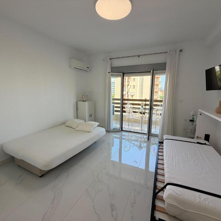 Tres Delfines Solo Familias Serviplaya - Estudio con terraza - 5