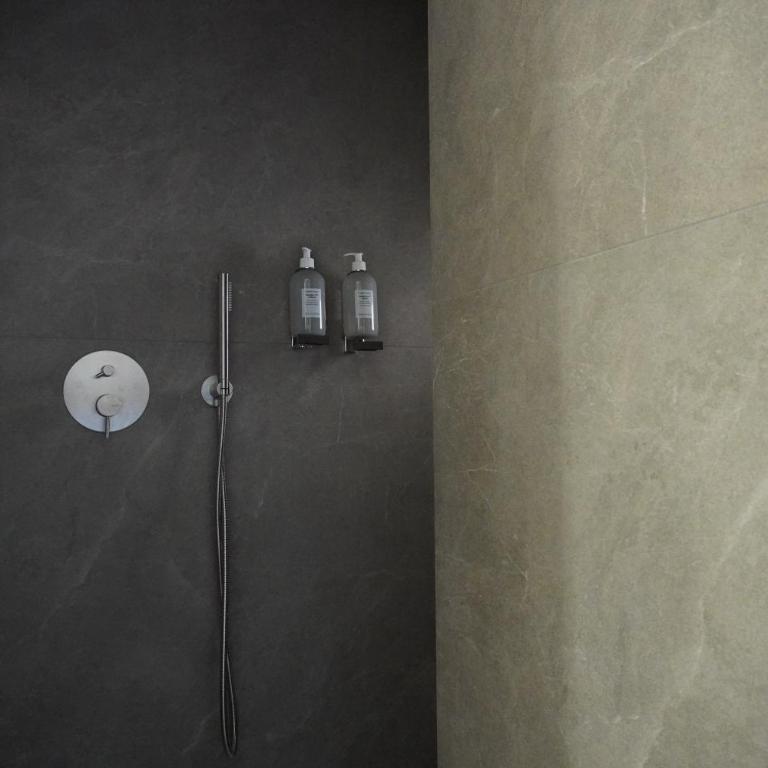 Corsocentodue Suites - Camera Matrimoniale con Bagno Privato - 9