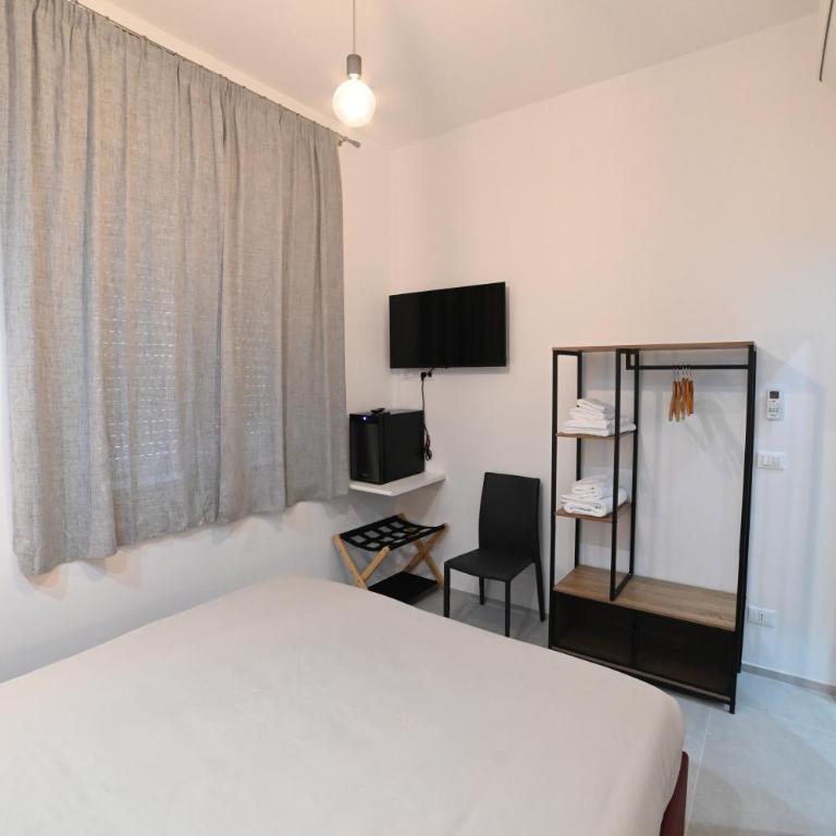 Brindisi Airport Rooms - Camera Familiare con Bagno Privato - 13