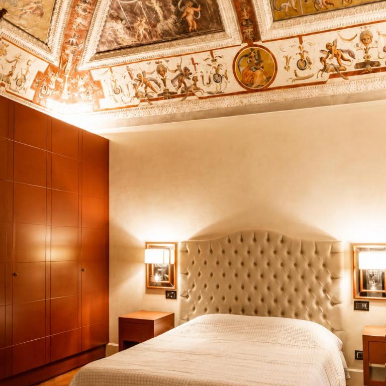 Luxury frescoed apartment in the center - One-Bedroom Apartment - 3