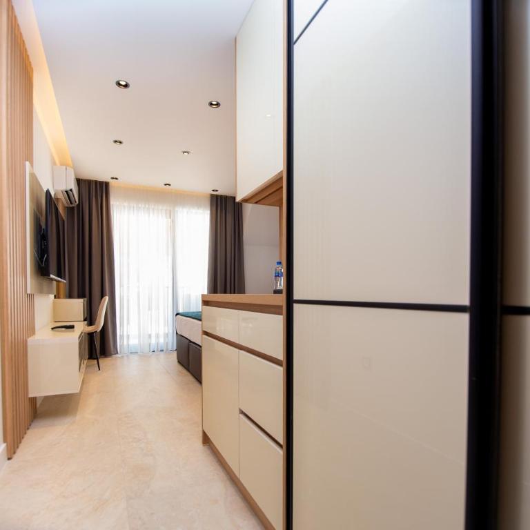 Premium Apartments Zevs - Deluks Dvokrevetna Soba sa Bračnim Krevetom i Balkonom - 4