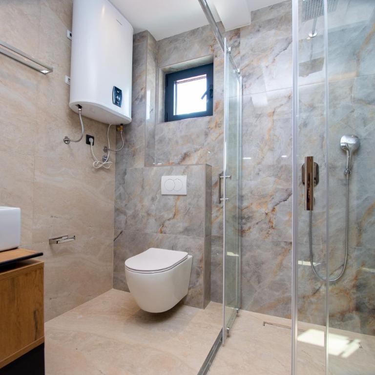 Premium Apartments Zevs - Deluks Dvokrevetna Soba sa Bračnim Krevetom/Zasebnim Krevetima i Balkonom - 1