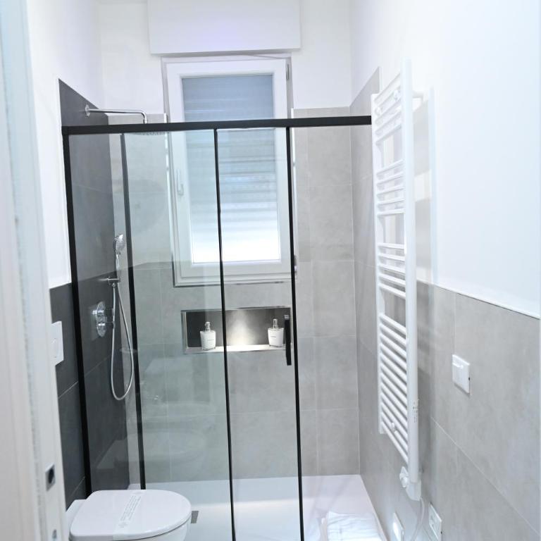 Brindisi Airport Rooms - Camera Familiare con Bagno Privato - 15