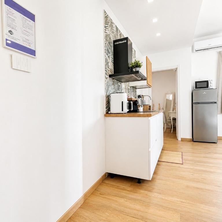 Bright and Spacious Elegant Apartment 5 min Airport - Appartamento con 1 Camera da Letto e Balcone - 13