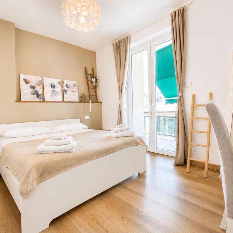 Bright and Spacious Elegant Apartment 5 min Airport - Appartamento con 1 Camera da Letto e Balcone - 5